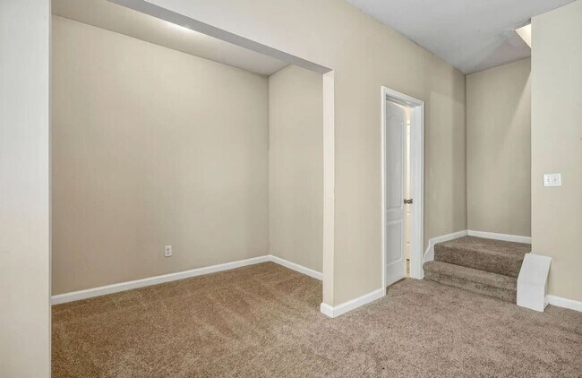 Building Photo - 4750 Ferncrest Pl