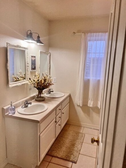 Building Photo - 1562 Oak St