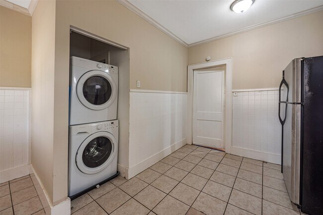 Building Photo - 2611 Rosewood St