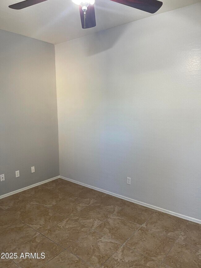 Building Photo - 4 W Saddle Way