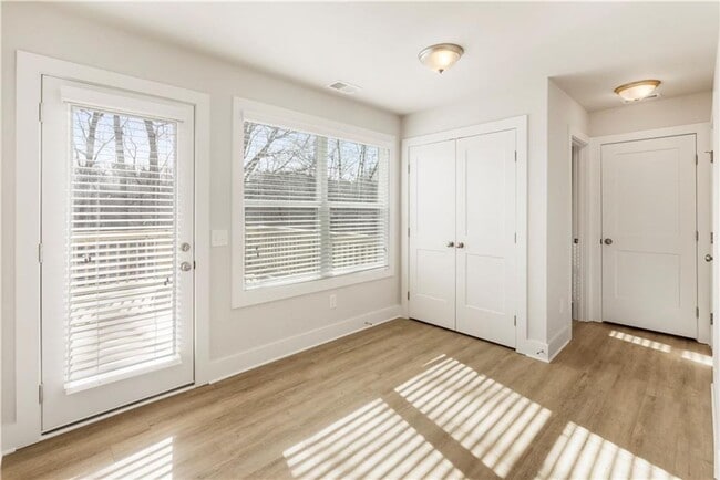 Building Photo - 3 bedroom/2.5 bath Like New in Forsyth Cou...