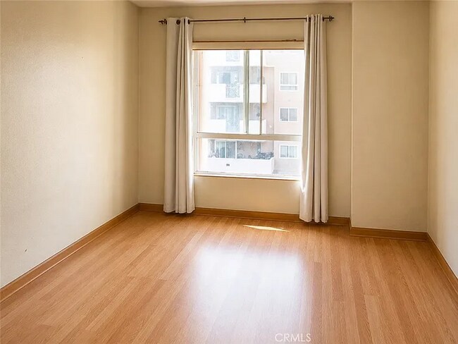 Building Photo - Modern Unit in Prime Location