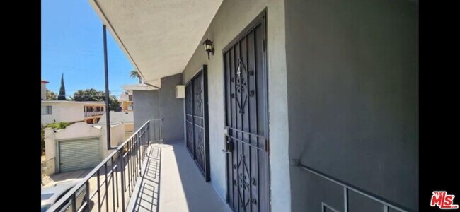 Building Photo - 947 S St Andrews Pl