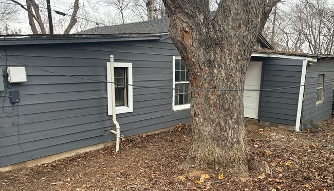 Building Photo - 105 E Bond St