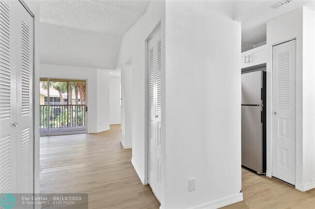 Building Photo - 1084 Coral Club Dr
