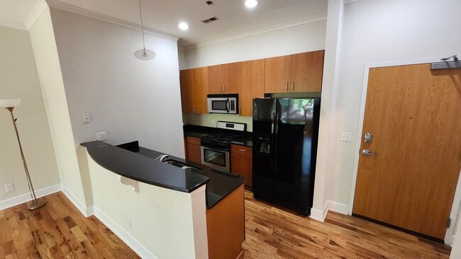 Building Photo - Lease Today! 2BR/2BA Condo in Old Fourth W...