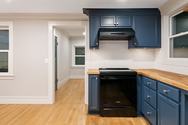 Building Photo - Charming Downtown Home!