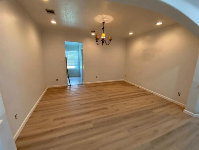 Building Photo - 25910 N Lakefair Dr