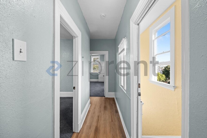 Building Photo - 827 Georgia St