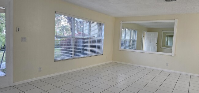 Building Photo - 1488 Fairway Cir