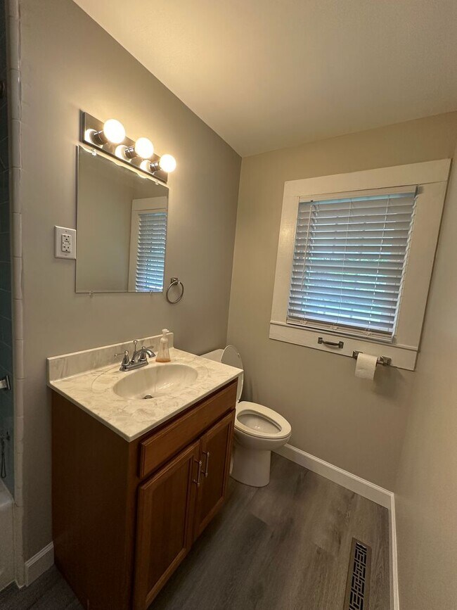 Building Photo - Modernized 3 bed 1 bath house