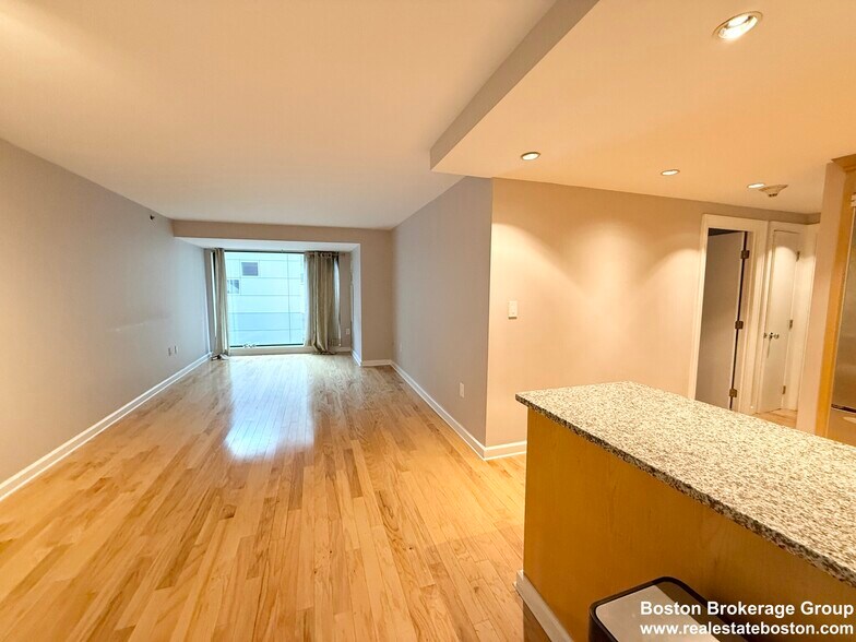 Building Photo - 170 Tremont St