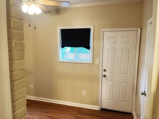 Building Photo - Move in Special! 2 Bed 1 Bath SE DC