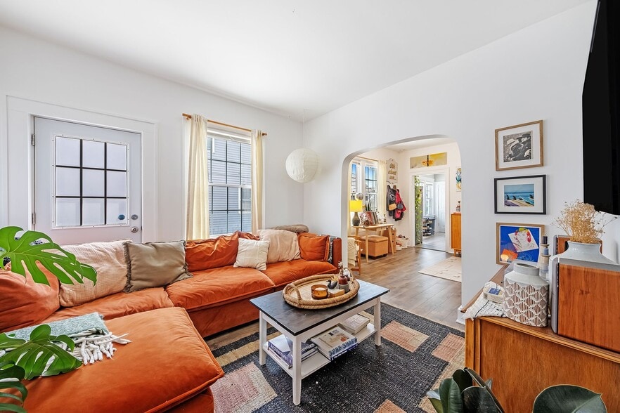 Primary Photo - 1276 W 67th St