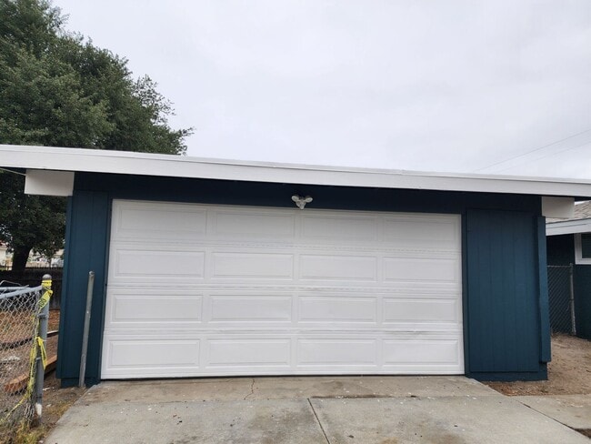 Building Photo - Ferndale 4 bedroom 2 bathroom