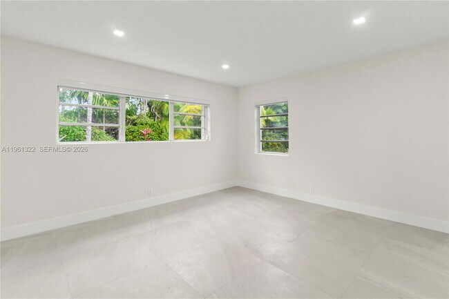 Building Photo - 1261 NE 98th St