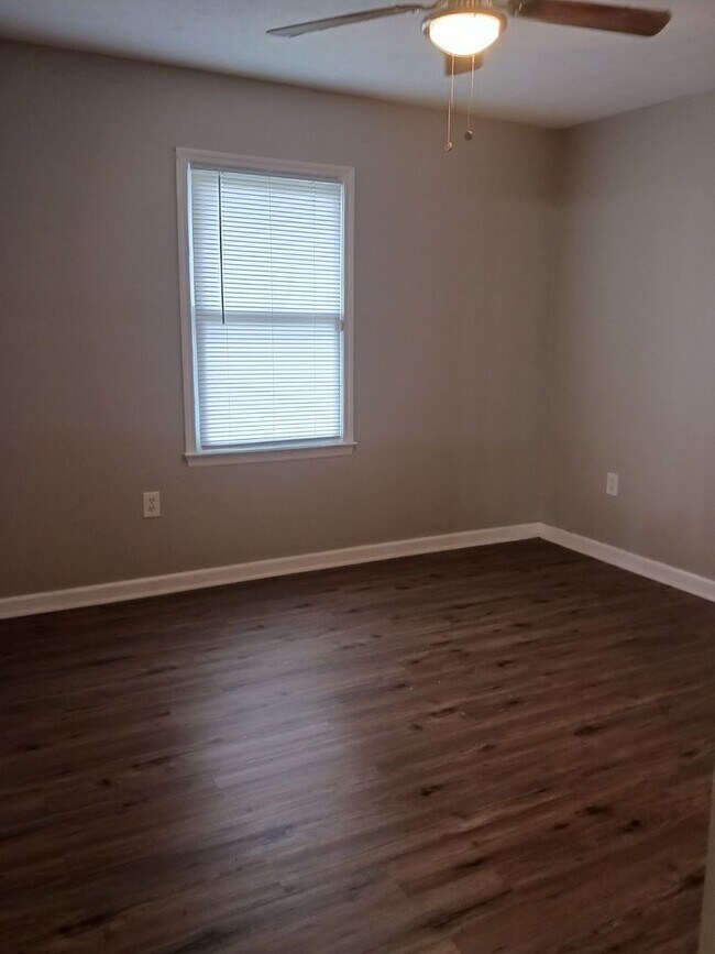 Building Photo - 4 Bedroom 2 bathroom Home available to ren...
