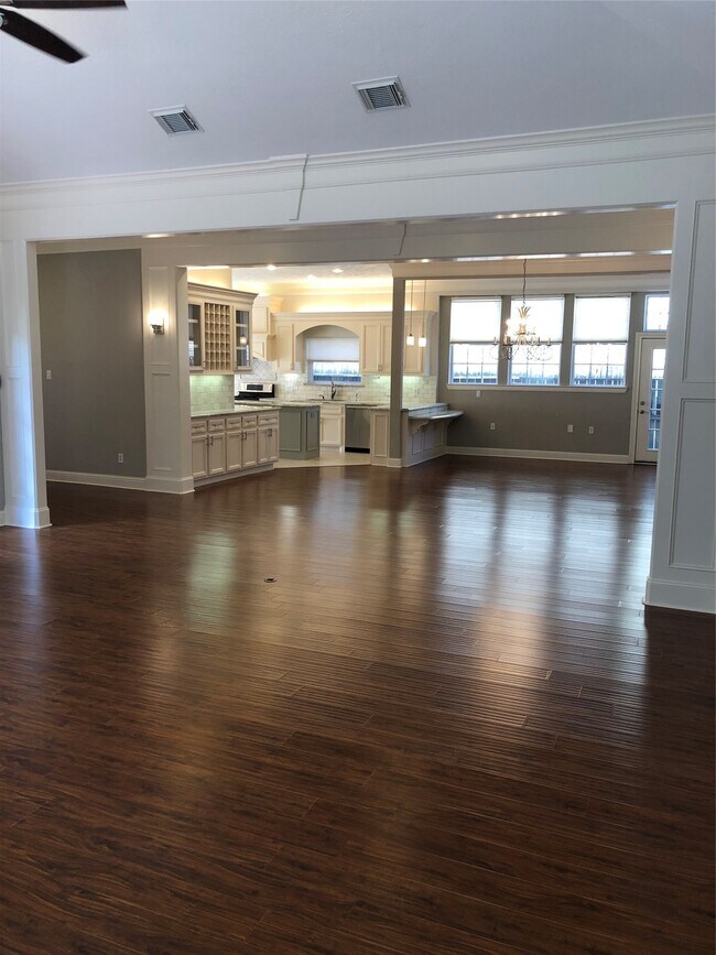 Building Photo - 10310 Chevy Chase Dr