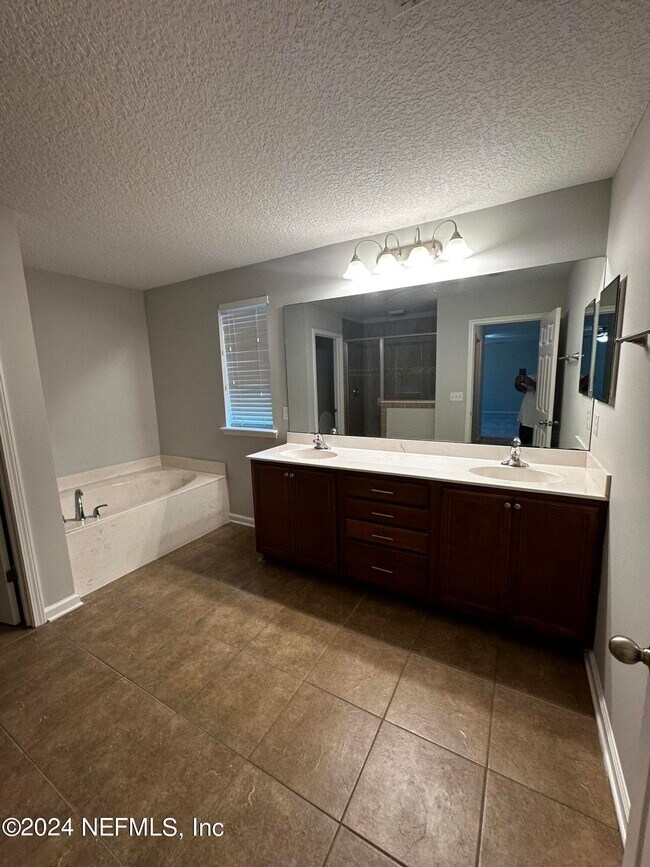 Building Photo - 12212 Angleterre Dr