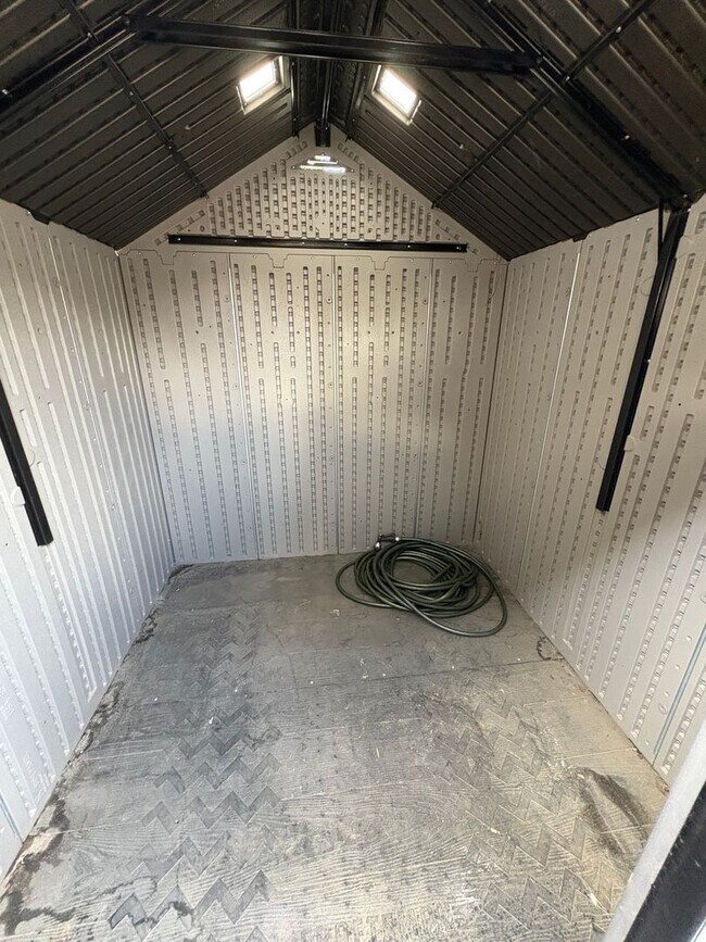 Building Photo - Lovely Clovis home Available Now!