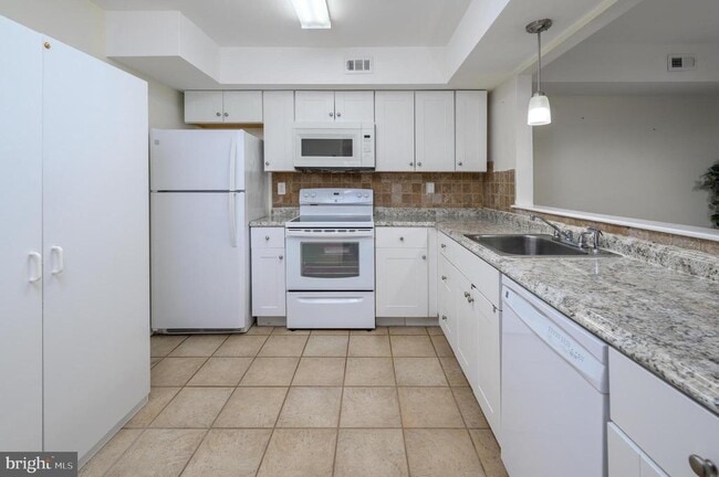 Building Photo - 339 Woodlake Dr