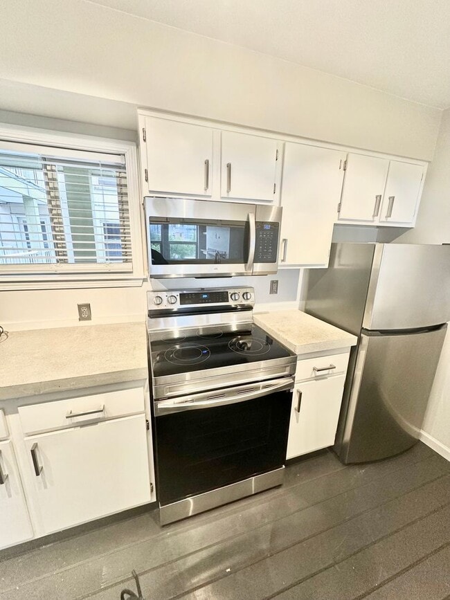 Building Photo - 1 bedroom, 1 bathroom Condo with City View!