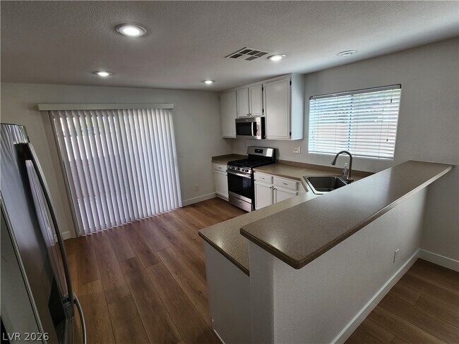 Building Photo - 138 E Cosmos Ct