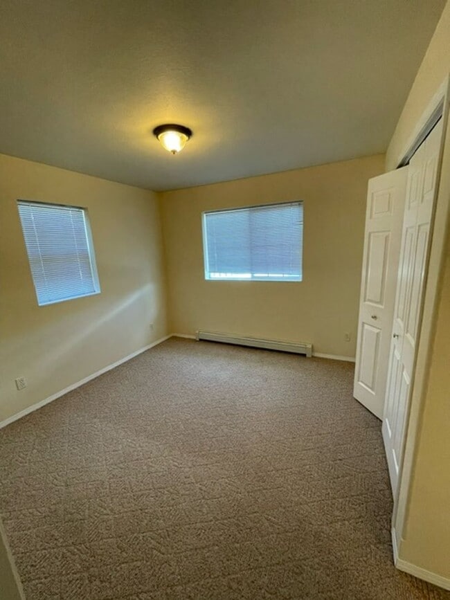 Building Photo - 2 Bedroom 1 1/2 Bathroom - Close to Campus...