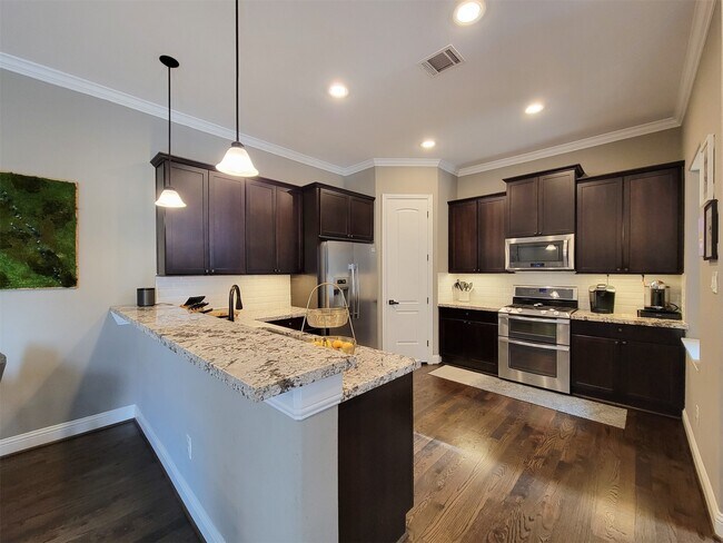 Building Photo - 925 W 19th St