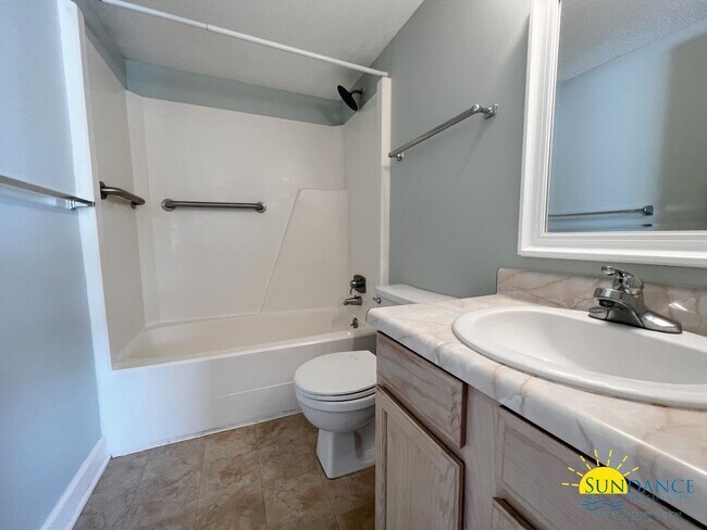 Building Photo - Beautiful 2 Bedroom Unit at Finisterra!