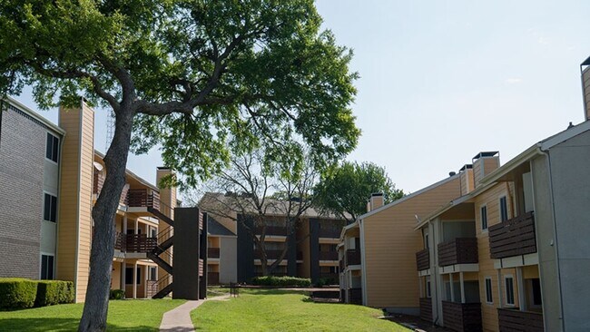 Building Photo - 708 Woodard Way