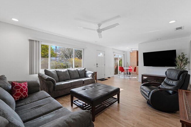 Building Photo - 1950 S Palm Canyon Dr