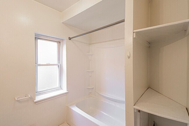 Building Photo - 530 N 32nd St