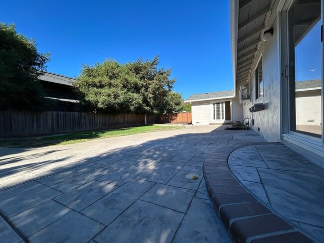 Building Photo - Spacious Single-Story 4BR Home with Bonus ...
