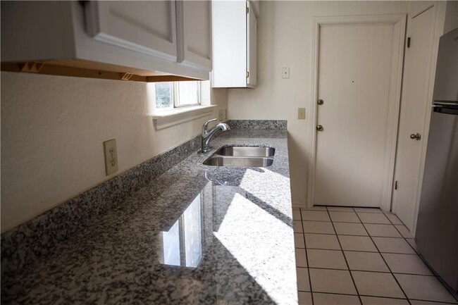 Building Photo - 5912 Shreveport Dr