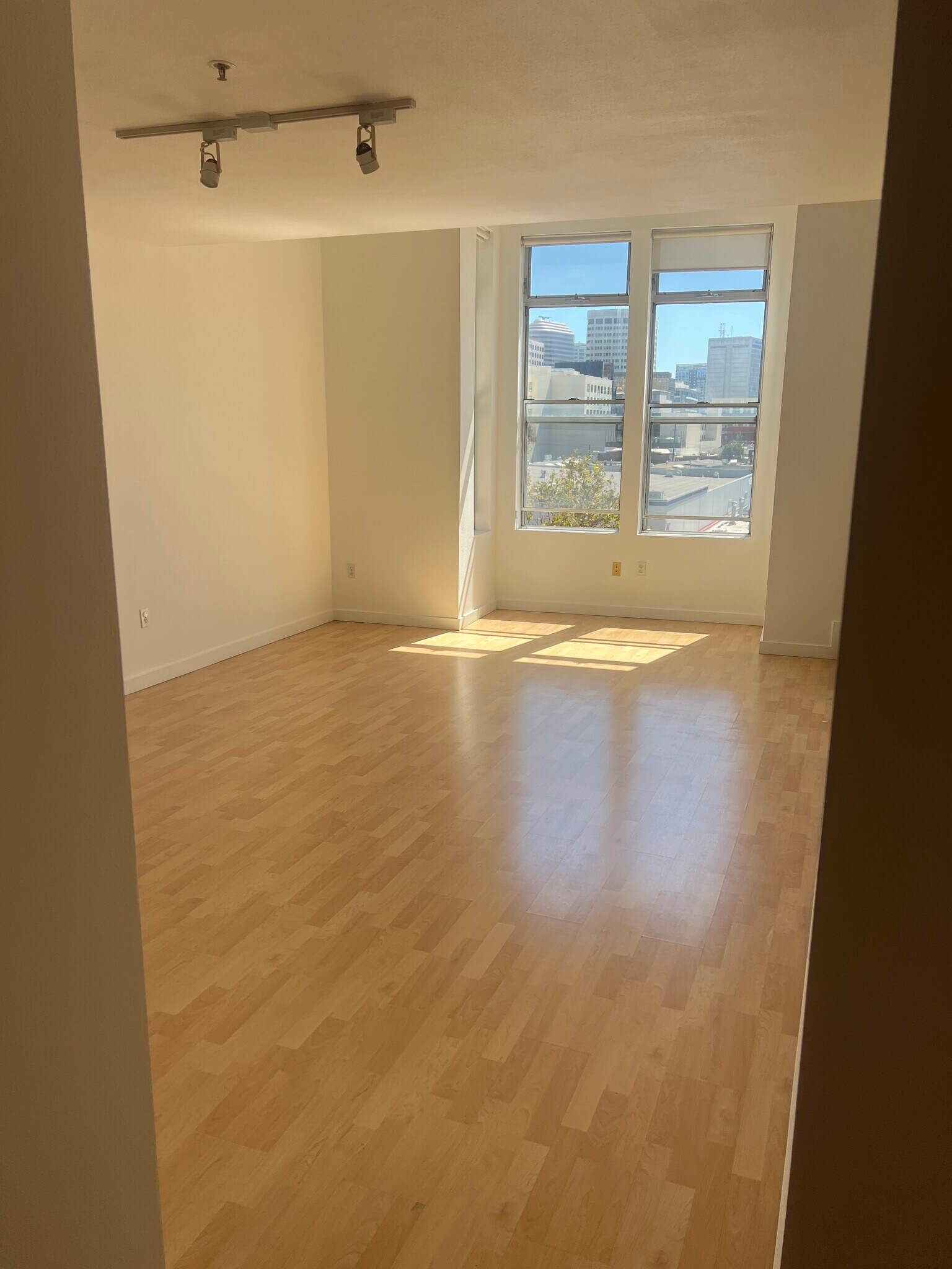 Building Photo - 425 28th St