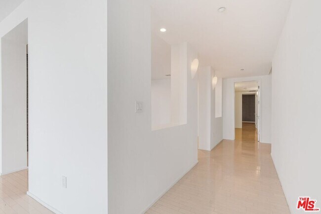 Building Photo - 870 Haverford Ave