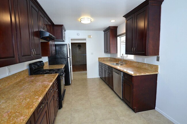 Building Photo - Single level Home