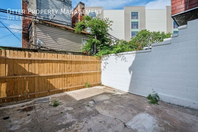 Building Photo - Lovely 3BR/1BA Apt with Backyard & Washer/...