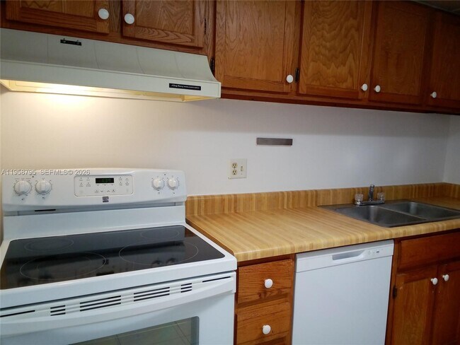 Building Photo - 3720 Inverrary Dr