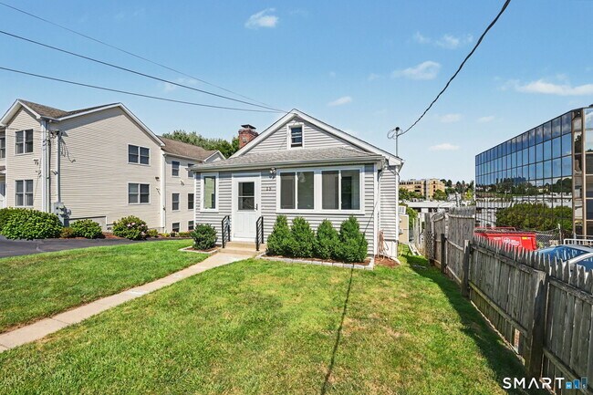 Building Photo - 15 Whitmore Ln