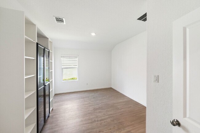 Building Photo - Primary Closet Made for Kings & Queens - UP TO 1 MONTH FREE RENT AVAILABLE!