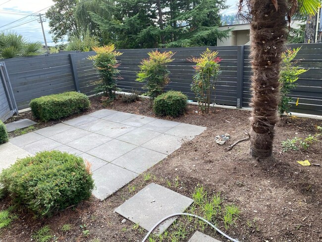 Building Photo - Contemporary townhome with rooftop deck an...