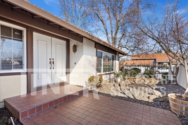 Building Photo - Stunning Remodeled Roseville Home on corne...