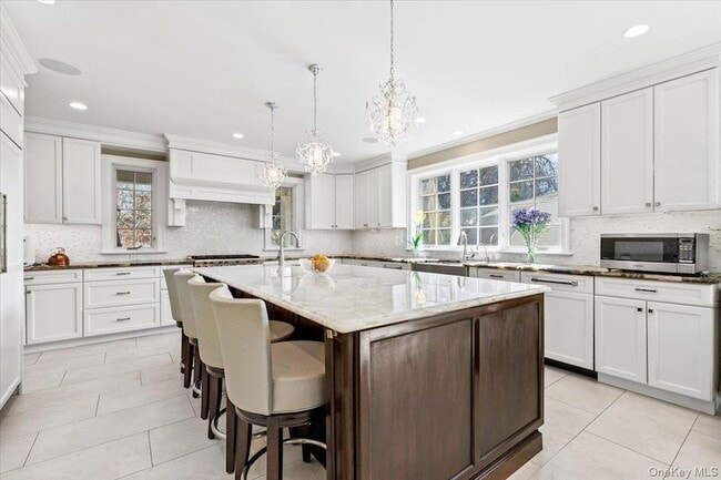 Building Photo - 47 Greenacres Ave