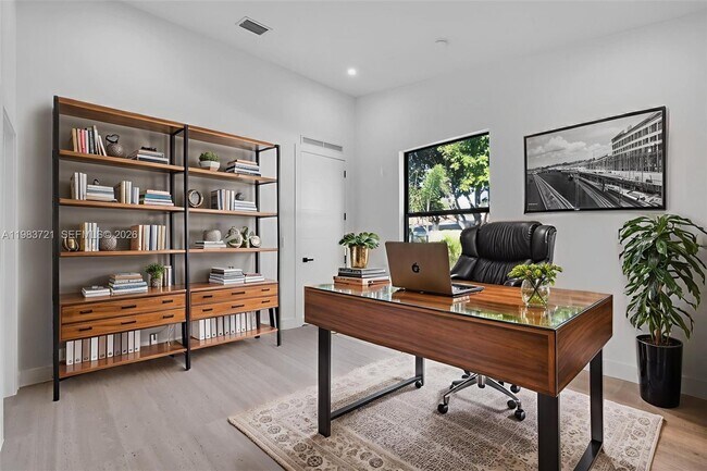 Building Photo - 3905 SW 5th St