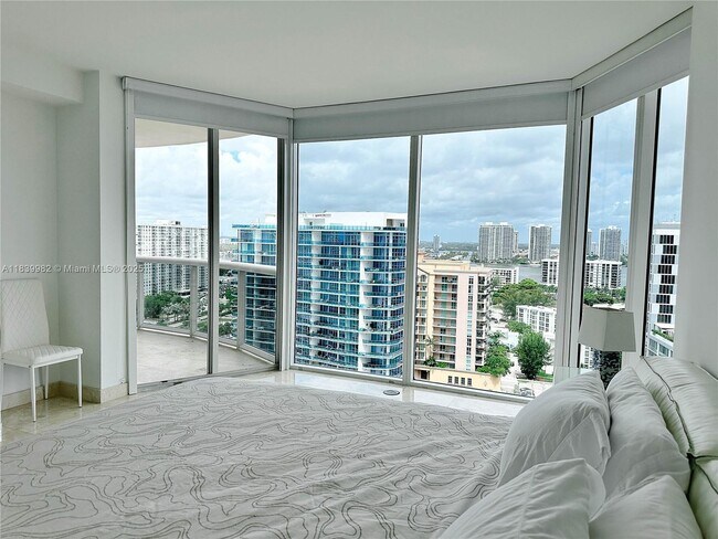 Building Photo - 17555 Collins Ave