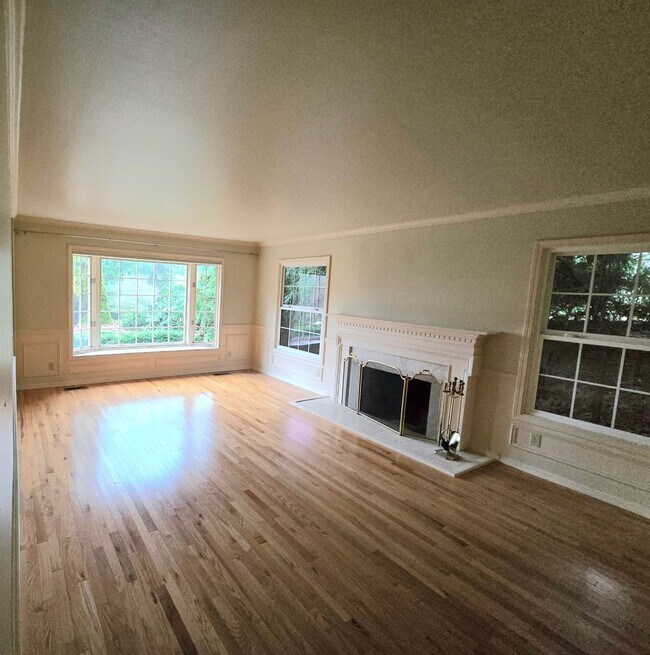 Building Photo - 5 Bedroom 4 Bathroom Home in Woodinville