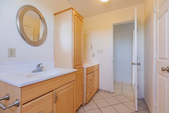 Building Photo - Home with Amazing Vews!