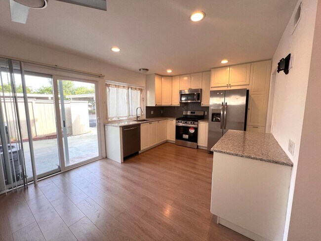 Building Photo - Stunning 2 Bedroom located in Irvine.
